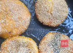 Illustration of how to make pumpkin pie with bean paste stuffing 8