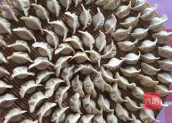 Illustration of how to make pepper and celery meat dumplings 6