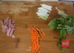 Illustration of how to make fried noodles with three shredded eggs 1