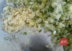 Illustration of how to make mushroom, celery and pork wontons 2