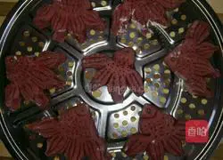 Red rice fish steamed buns Practice illustration 5