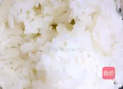 Illustration of how to make banana rice and purple cabbage cake 1
