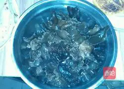 Illustration of how to make three fresh dumplings 1