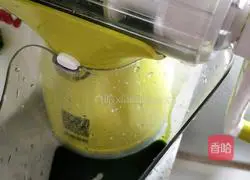 Illustration of how to make spinach juice, brown sugar and black sesame filled steamed buns 2