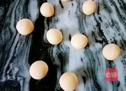 Illustration of making homemade carrot flavored glutinous rice balls 9