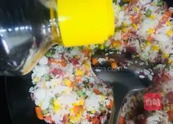 Illustration of how to make fried rice with sausages and vegetables 15