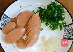 Illustration of how to make fried rice noodles with fish flavor 4