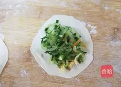 Illustration of how to make vegetarian dumplings with cucumber filling 16