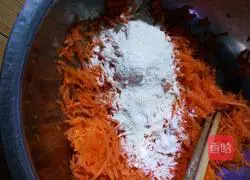 Illustration of how to make carrot shredded cake 3