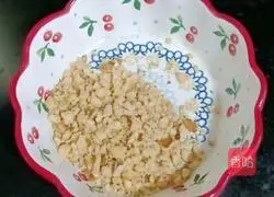 Illustration of how to make walnut and red date cakes 1