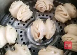 Illustration of how to make steamed flower rolls 5