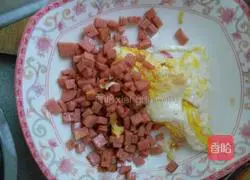 Illustration of how to make ham and egg fried rice 3