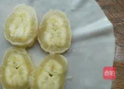 Illustration of how to wrap bananas in dumpling skins 4