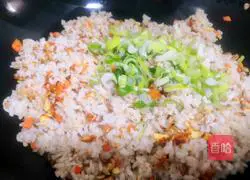 Illustration of how to make carrot and green onion fried rice 9