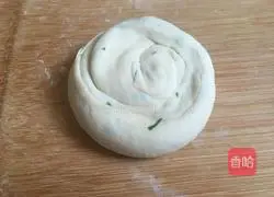 Illustration of how to make scallion pancakes 6