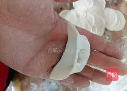 Illustration of how to make pickled cabbage and pork dumplings 9