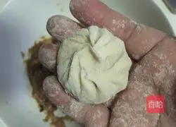 Illustration of how to make steamed buns stuffed with green onions and pork 13