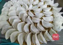 Illustration of how to make dumplings stuffed with pork and vegetables 6