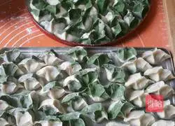 Illustration of how to make two-color parsley dumplings 6