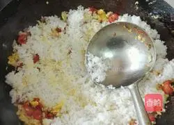 Illustration of how to make sausage and egg fried rice 4