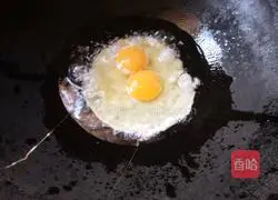 Illustration of how to make fried rice with chives and eggs 3