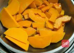 Illustration of how to make pumpkin pattern steamed buns 2