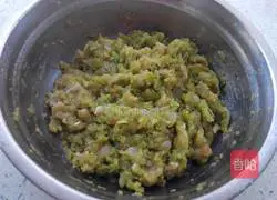 Illustration of how to make soft Longli fish and celery buns 6