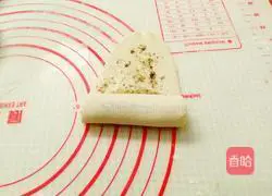 Illustration of how to make salt and pepper sesame scones 11