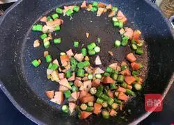 Illustration of how to make ham sausage and asparagus fried rice 4