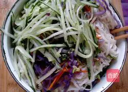 Illustration of how to make three shredded noodles 7