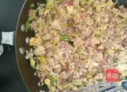 Illustration of how to make fruit and vegetable fried rice 8