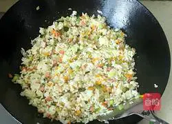 Illustration of how to make colorful vegetable fried rice 5