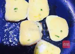 Illustration of how to roll steamed buns with scallion oil and eggs 4