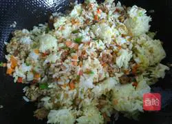 Illustration of how to make fried rice with minced meat and vegetables 6