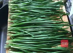 Illustration of how to make leek and egg vegetarian dumplings 1