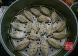 Illustration of how to make pork and green onion dumplings 4