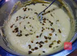 Illustration of how to make raisin waffles 4