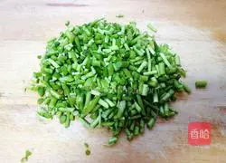 Illustration of how to make ravioli stuffing with minced meat and artemisia 1