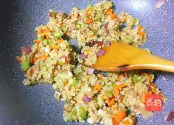 Illustration of how to make eel fried rice 9