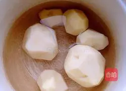 Illustration of how to make shredded potato pancakes 1