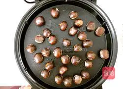  Illustration of making chestnuts in electric baking pan 2