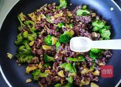 Illustration of how to make fried black rice with broccoli 14