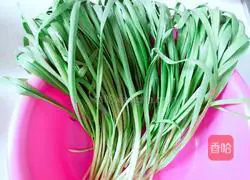 Illustration of how to make leek and egg vermicelli dumpling filling 5