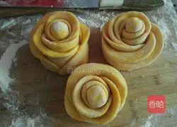 Illustration of how to make yellow rose steamed buns 1