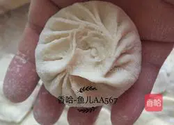 Illustration of how to make beef, carrot and fungus buns 16