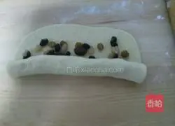 Illustration of how to make honey bean steamed buns with knife 7