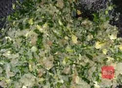 Illustration of how to make leek and vermicelli dumplings 2