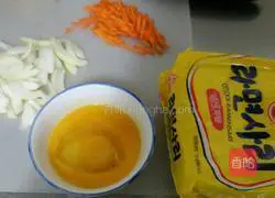 Illustration of how to make fried noodles with onions and eggs 1