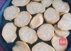 Illustration of how to bake potato chips in an electric pan 3