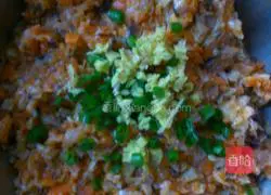 Illustration of how to make mushroom and carrot meat dumplings 6